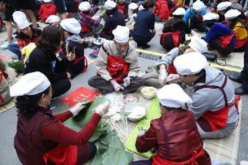 Mai đào khoe sắc rực rỡ khắp các khu đô thị Vinhomes - 4 Mai đào khoe sắc rực rỡ khắp các khu đô thị Vinhomes - 4
