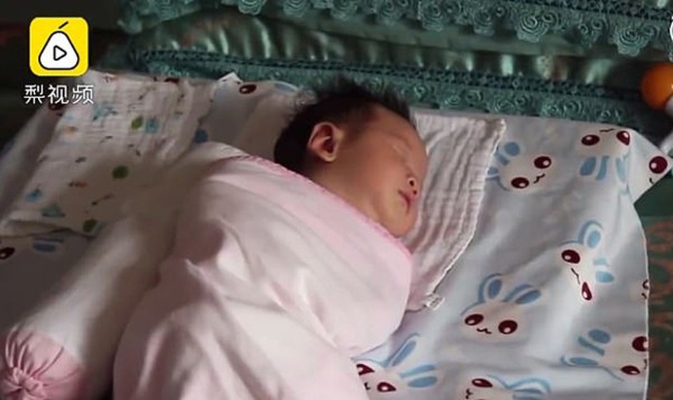 Mẹ sững người nghe âm thành phát ra từ miệng con trai 23 ngày tuổi giữa lúc y tá đang xoa lưng bé - 3 Mẹ sững người nghe âm thành phát ra từ miệng con trai 23 ngày tuổi giữa lúc y tá đang xoa lưng bé - 3