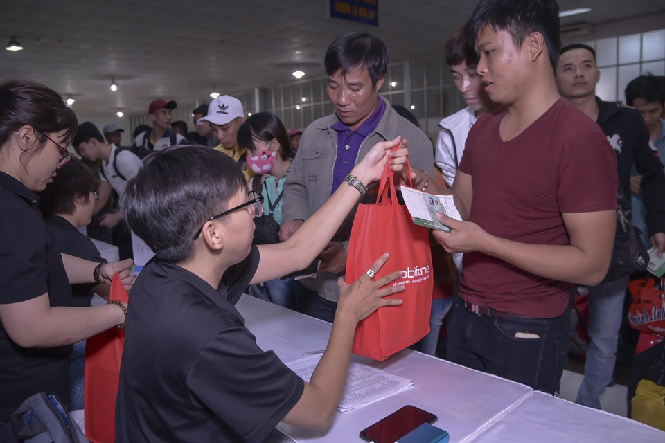 Chuyến tàu đêm đưa 1.200 công nhân nghèo về quê ăn Tết - 1