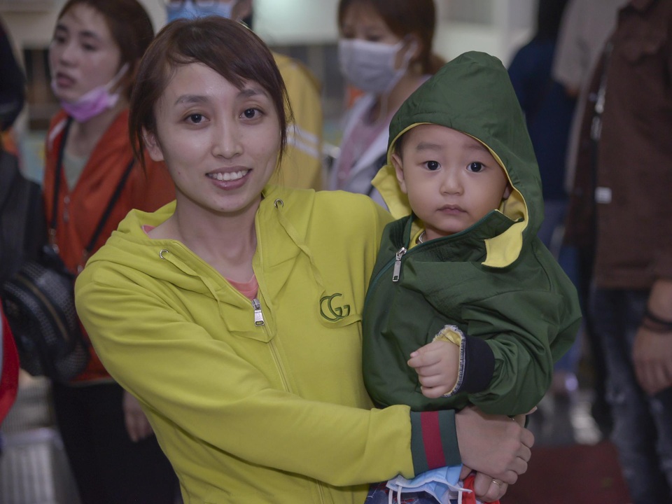 Chuyến tàu đêm đưa 1.200 công nhân nghèo về quê ăn Tết - 2