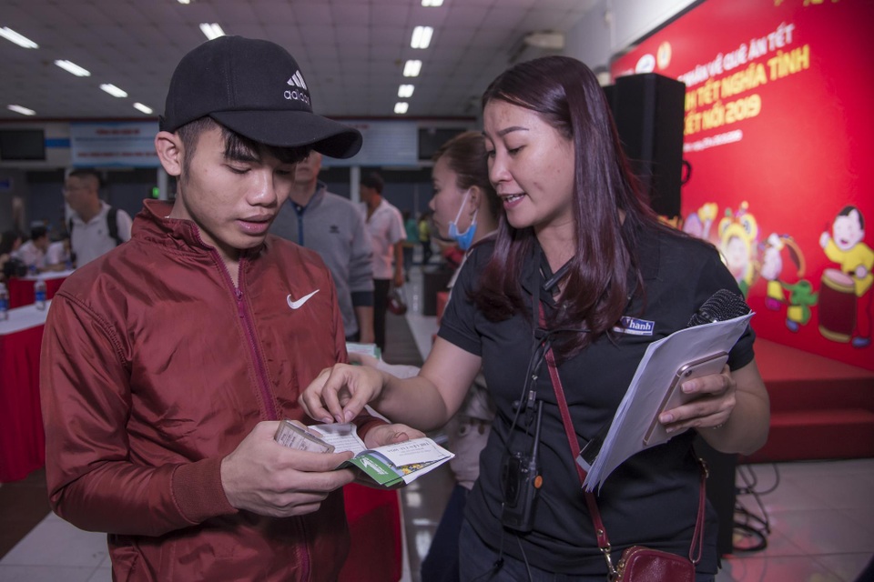 Chuyến tàu đêm đưa 1.200 công nhân nghèo về quê ăn Tết - 3