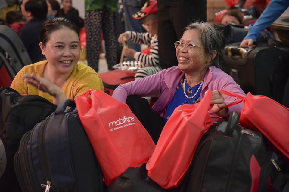 Chuyến tàu đêm đưa 1.200 công nhân nghèo về quê ăn Tết - 4