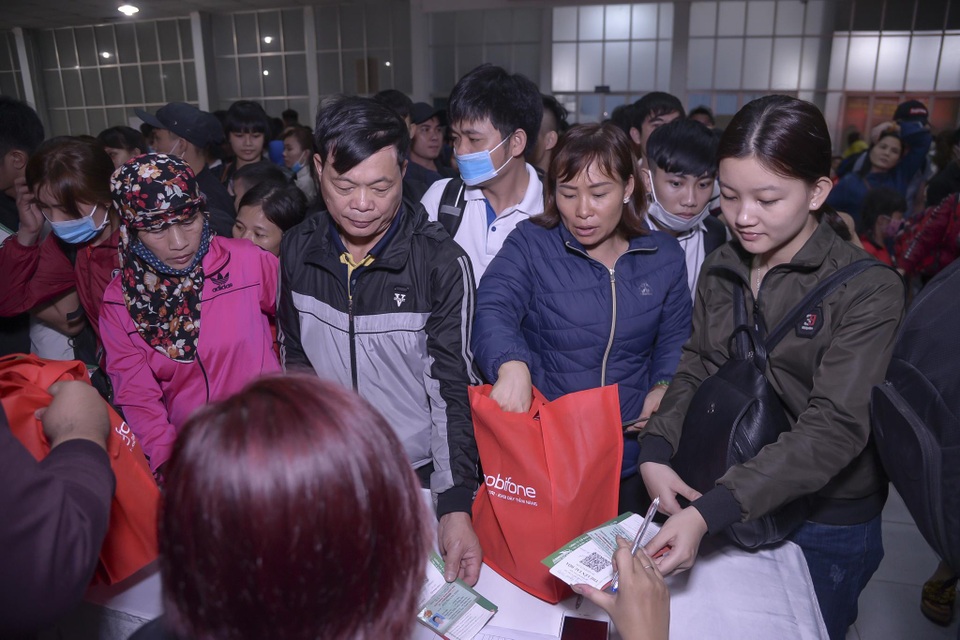 Chuyến tàu đêm đưa 1.200 công nhân nghèo về quê ăn Tết - 5