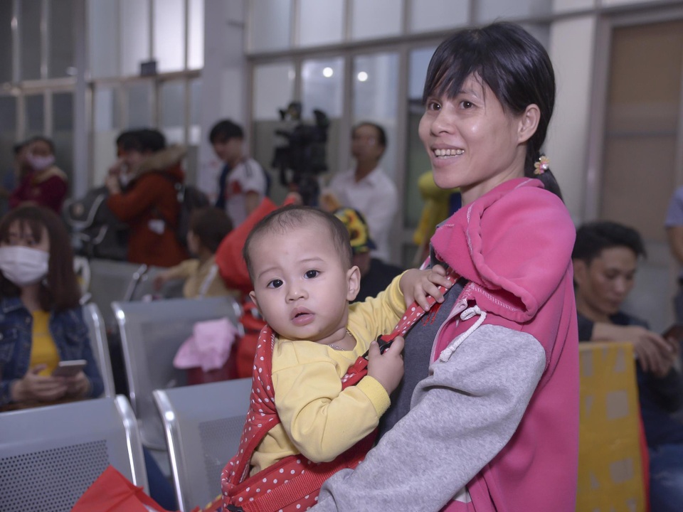 Chuyến tàu đêm đưa 1.200 công nhân nghèo về quê ăn Tết - 6