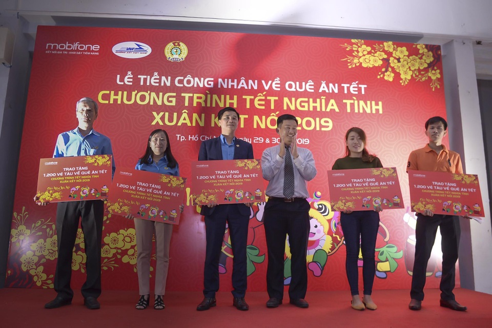 Chuyến tàu đêm đưa 1.200 công nhân nghèo về quê ăn Tết - 8