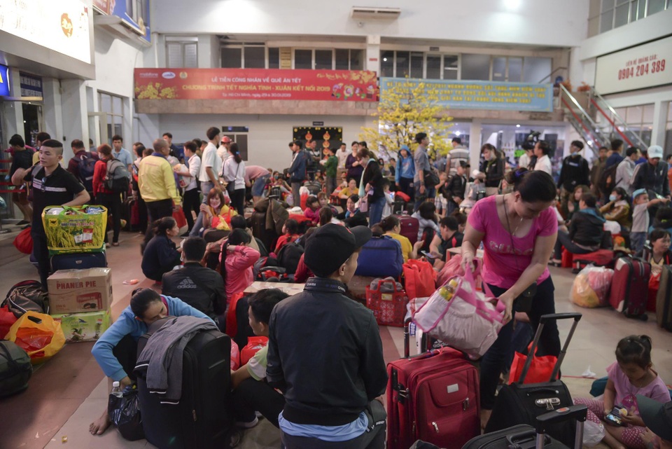 Chuyến tàu đêm đưa 1.200 công nhân nghèo về quê ăn Tết - 9