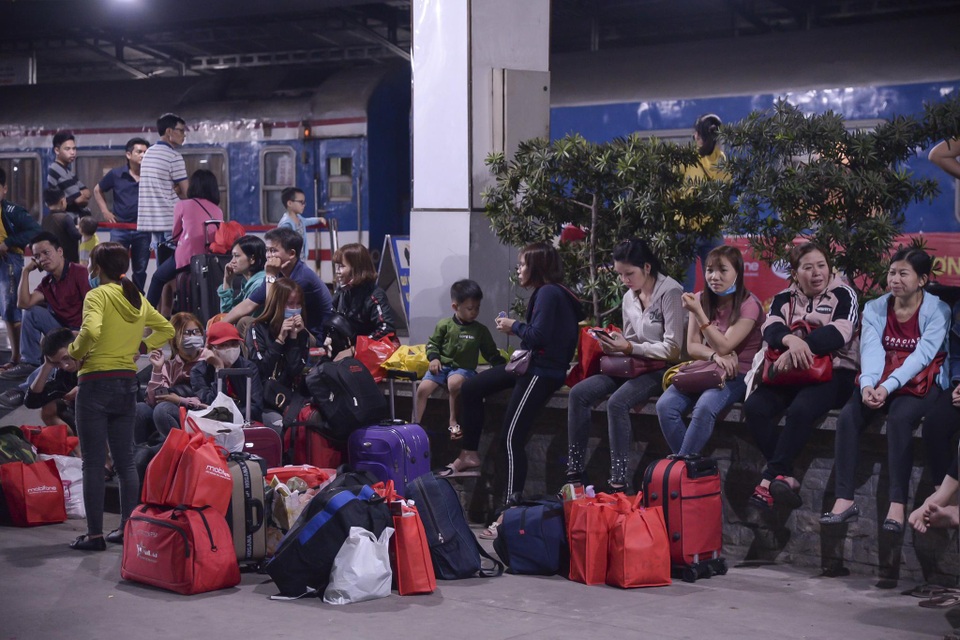 Chuyến tàu đêm đưa 1.200 công nhân nghèo về quê ăn Tết - 10