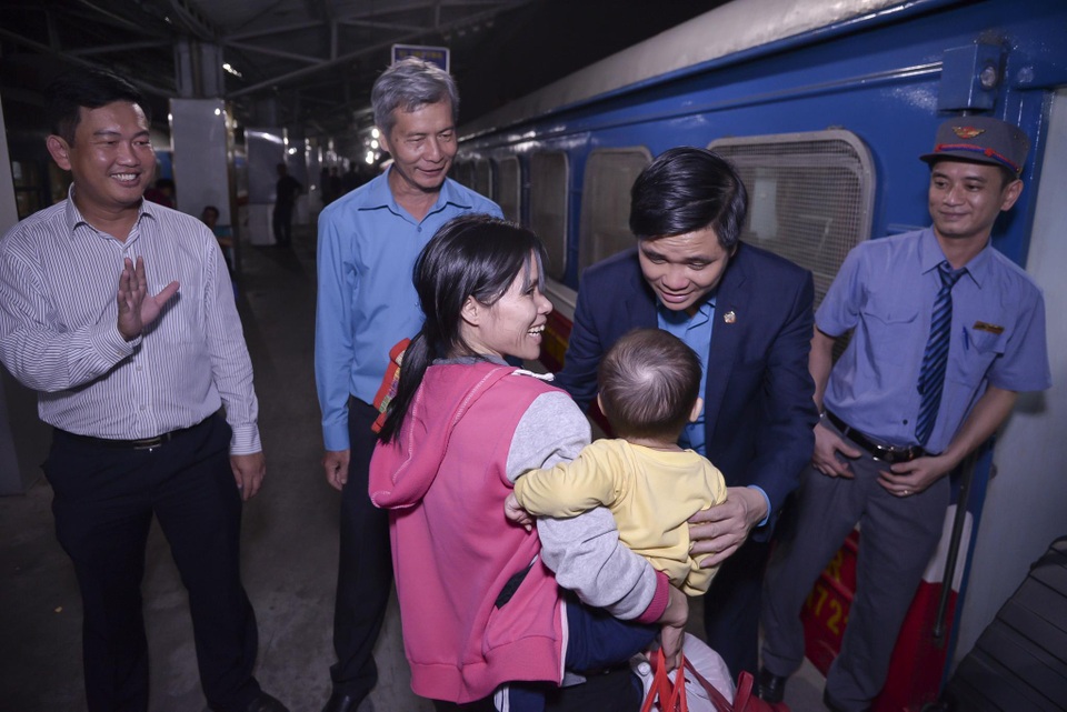 Chuyến tàu đêm đưa 1.200 công nhân nghèo về quê ăn Tết - 11