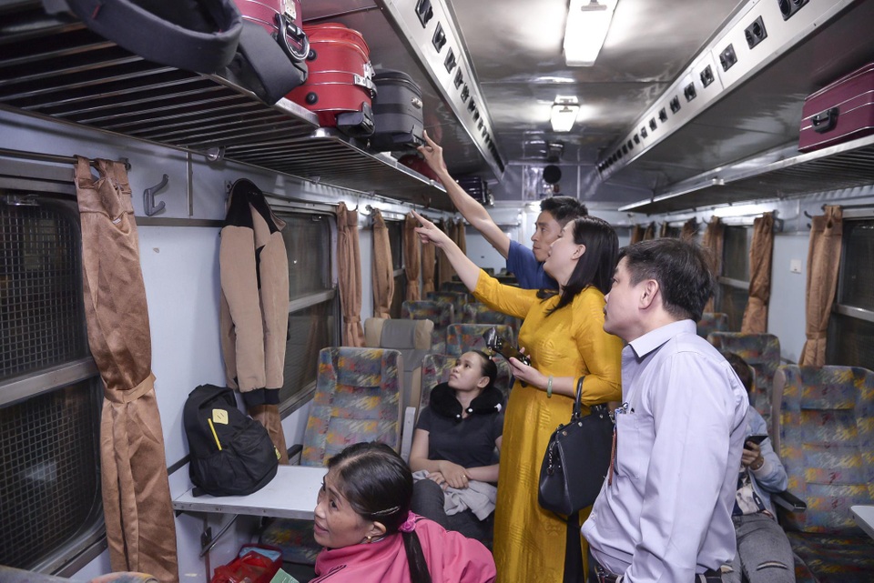 Chuyến tàu đêm đưa 1.200 công nhân nghèo về quê ăn Tết - 12