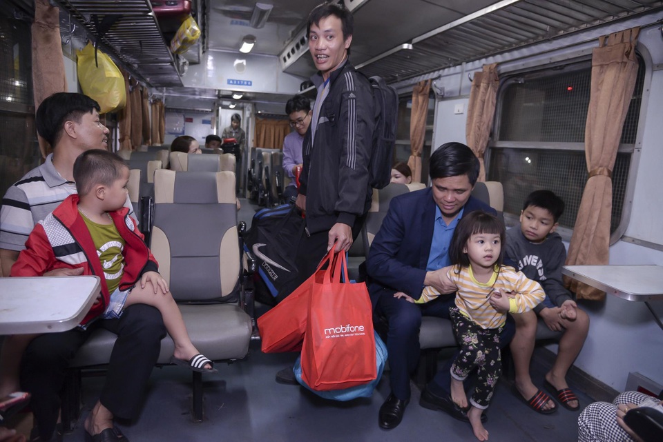 Chuyến tàu đêm đưa 1.200 công nhân nghèo về quê ăn Tết - 13