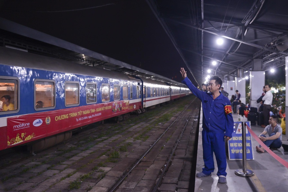 Chuyến tàu đêm đưa 1.200 công nhân nghèo về quê ăn Tết - 14