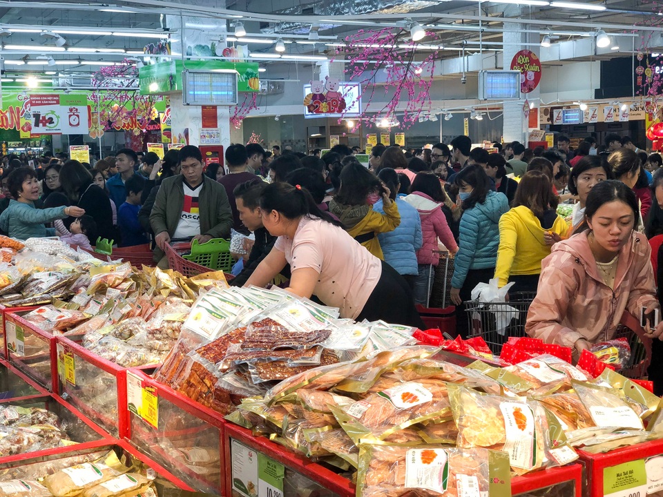 Siêu thị ken đặc người dân đi mua sắm dịp giáp Tết - 6 Siêu thị ken đặc người dân đi mua sắm dịp giáp Tết - 6