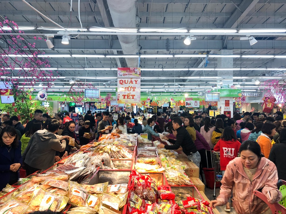 Siêu thị ken đặc người dân đi mua sắm dịp giáp Tết - 1 Siêu thị ken đặc người dân đi mua sắm dịp giáp Tết - 1