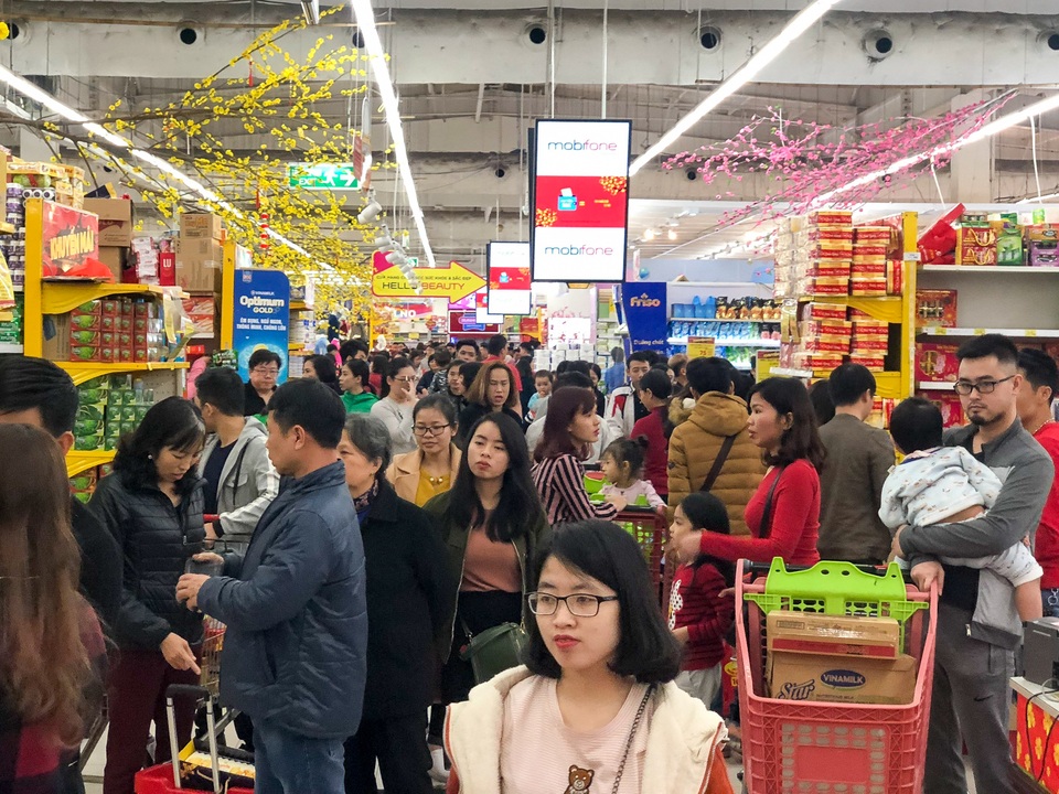 Siêu thị ken đặc người dân đi mua sắm dịp giáp Tết - 3 Siêu thị ken đặc người dân đi mua sắm dịp giáp Tết - 3