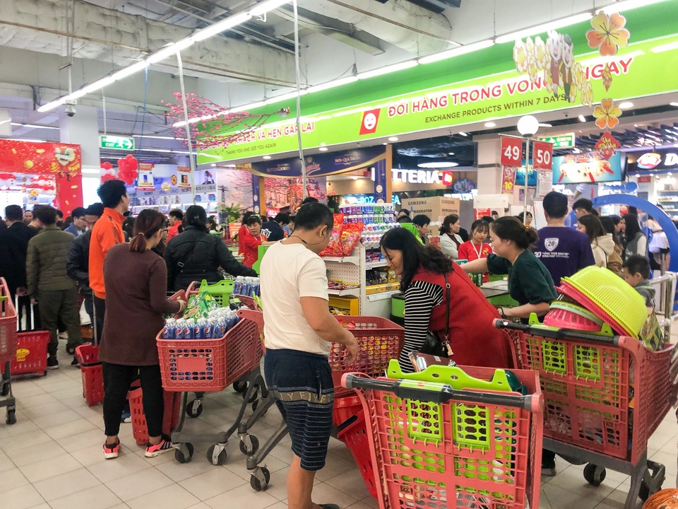 Siêu thị ken đặc người dân đi mua sắm dịp giáp Tết - 10 Siêu thị ken đặc người dân đi mua sắm dịp giáp Tết - 10