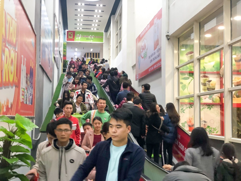 Siêu thị ken đặc người dân đi mua sắm dịp giáp Tết - 12 Siêu thị ken đặc người dân đi mua sắm dịp giáp Tết - 12