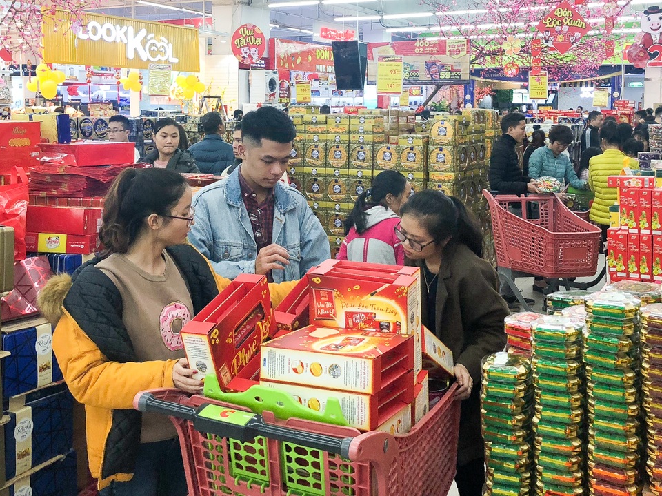 Siêu thị ken đặc người dân đi mua sắm dịp giáp Tết - 8 Siêu thị ken đặc người dân đi mua sắm dịp giáp Tết - 8