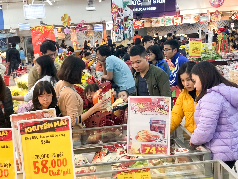 Siêu thị ken đặc người dân đi mua sắm dịp giáp Tết - 7 Siêu thị ken đặc người dân đi mua sắm dịp giáp Tết - 7