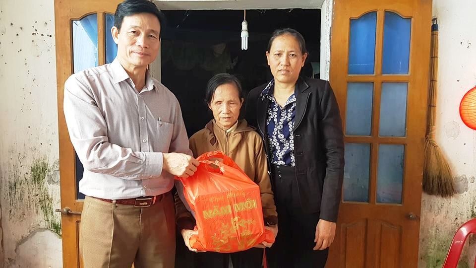 Hơn 38 triệu đồng đến với cụ bà Phạm Thị Ốc - 2 Hơn 38 triệu đồng đến với cụ bà Phạm Thị Ốc - 2