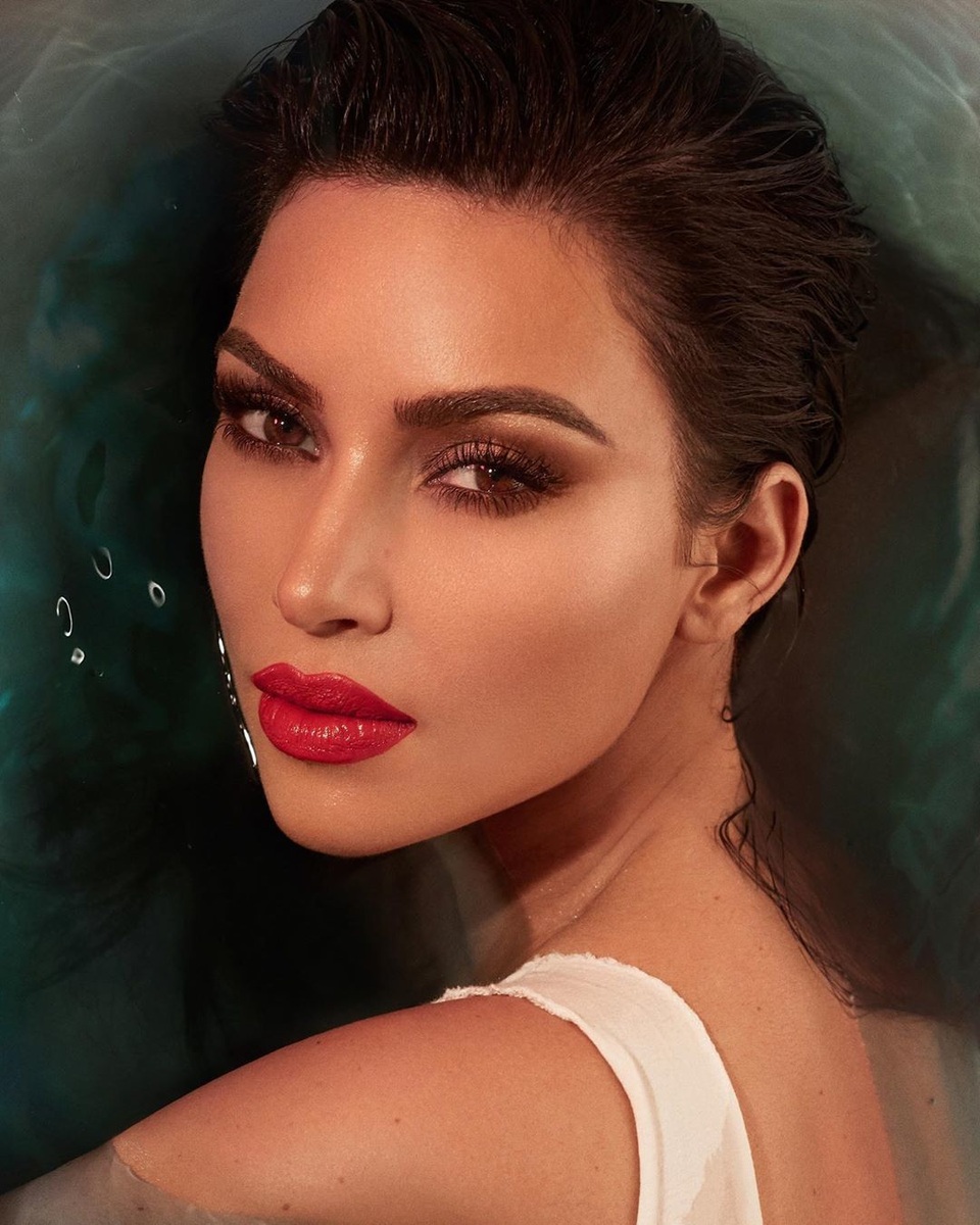 Kim Kardashian gợi cảm với son đỏ - 5 Kim Kardashian gợi cảm với son đỏ - 5