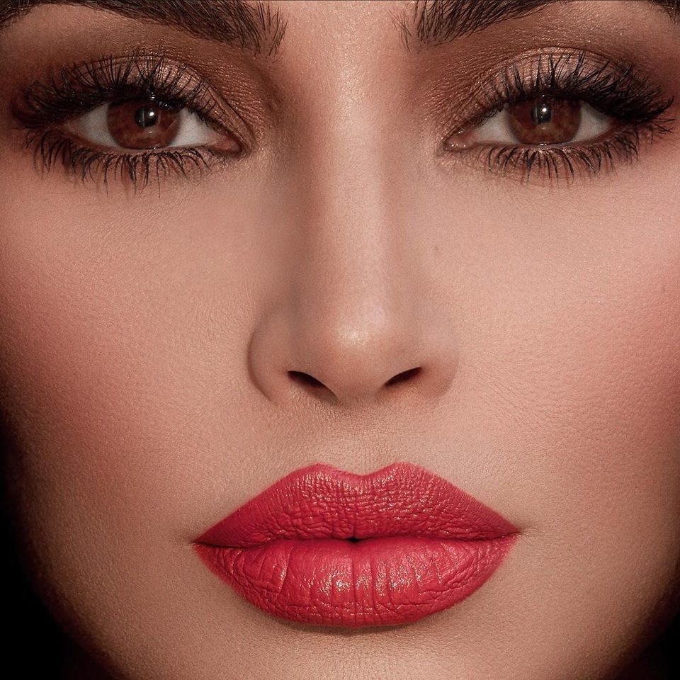 Kim Kardashian gợi cảm với son đỏ - 4 Kim Kardashian gợi cảm với son đỏ - 4
