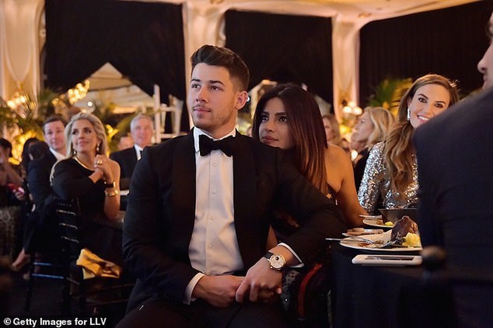 Hình ảnh ngọt ngào của Priyanka Chopra bên chồng kém 10 tuổi - 4 Hình ảnh ngọt ngào của Priyanka Chopra bên chồng kém 10 tuổi - 4