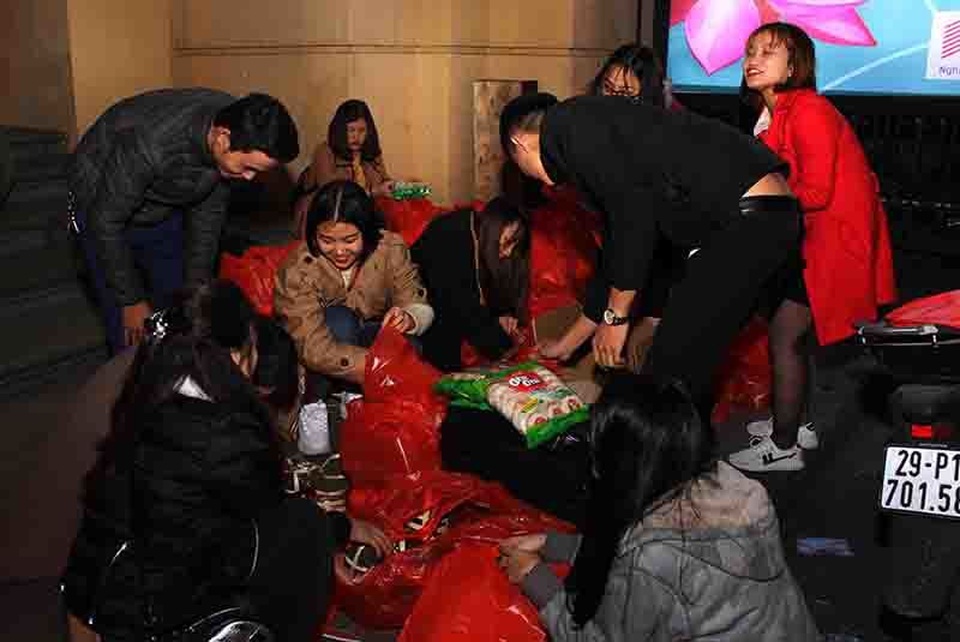 Bạn trẻ dành cả đêm trắng mang áo ấm, quà Tết đến với người vô gia cư1.JPG