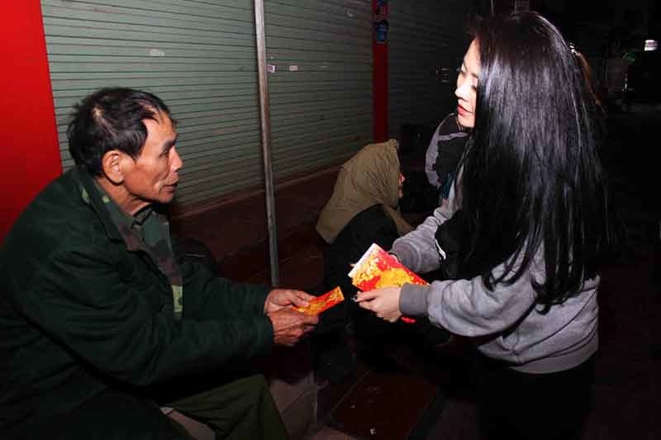 Bạn trẻ dành cả đêm trắng mang áo ấm, quà Tết đến với người vô gia cư2.JPG