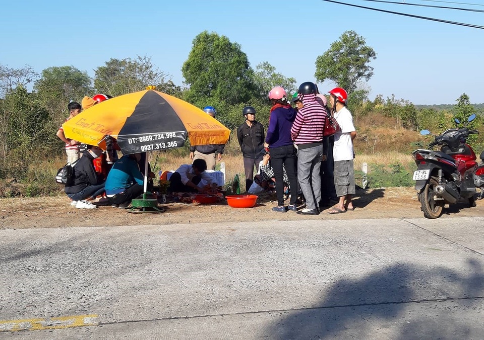 Bé sơ sinh tử vong ngay sau khi được phát hiện bên đường - 1 Bé sơ sinh tử vong ngay sau khi được phát hiện bên đường - 1