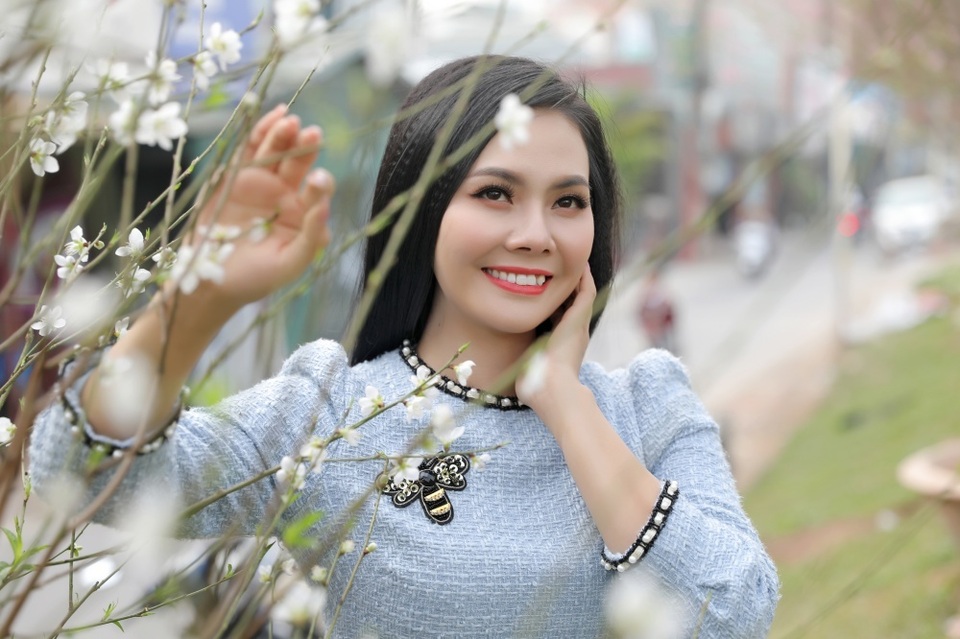 Cùng Sao mai Lương Nguyệt Anh ngắm bạch đào quý hiếm đắt gấp 10 lần đào thường - 8 Cùng Sao mai Lương Nguyệt Anh ngắm bạch đào quý hiếm đắt gấp 10 lần đào thường - 8