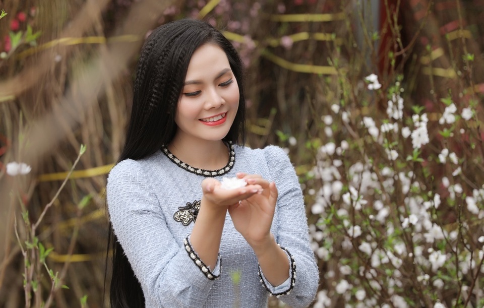 Cùng Sao mai Lương Nguyệt Anh ngắm bạch đào quý hiếm đắt gấp 10 lần đào thường - 7 Cùng Sao mai Lương Nguyệt Anh ngắm bạch đào quý hiếm đắt gấp 10 lần đào thường - 7