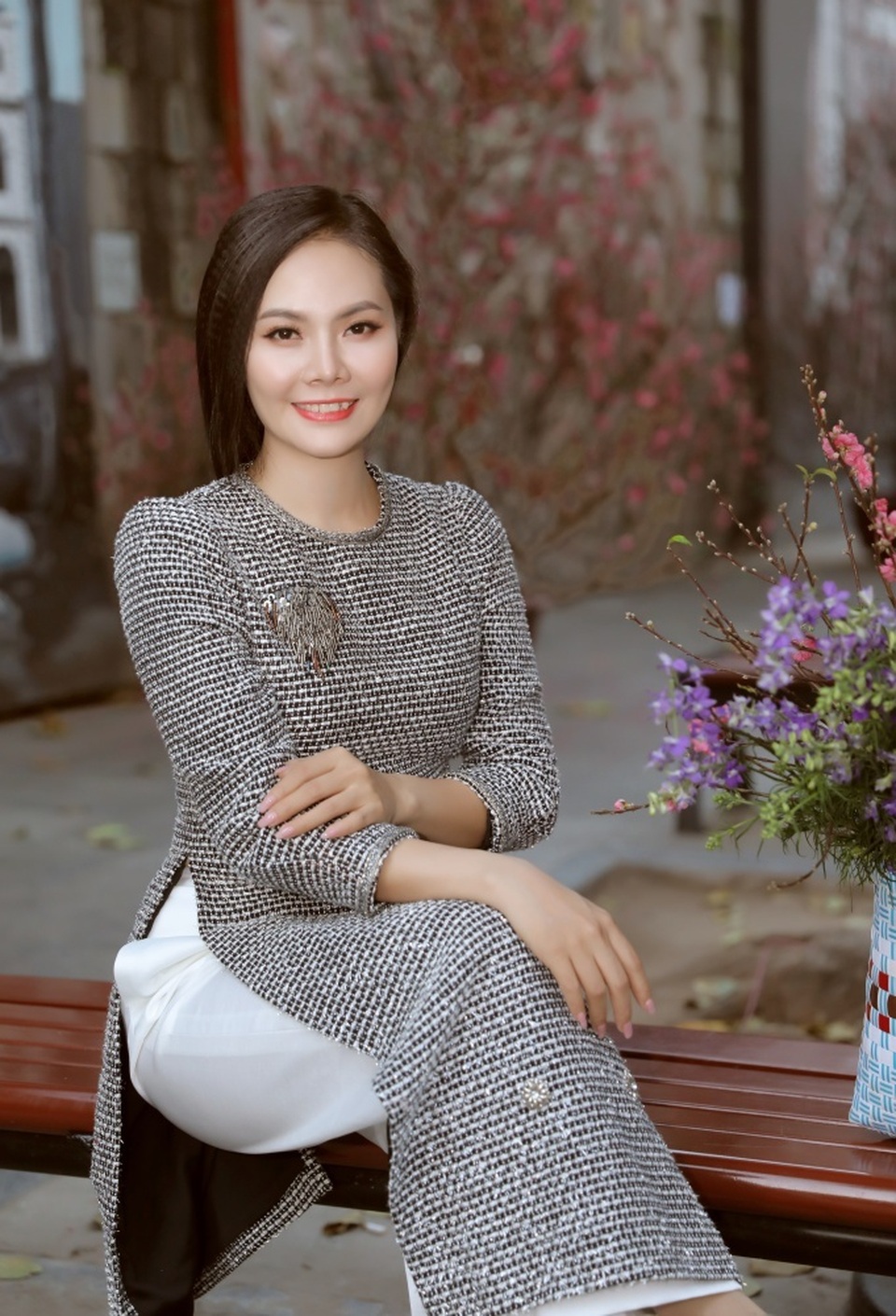 Cùng Sao mai Lương Nguyệt Anh ngắm bạch đào quý hiếm đắt gấp 10 lần đào thường - 1 Cùng Sao mai Lương Nguyệt Anh ngắm bạch đào quý hiếm đắt gấp 10 lần đào thường - 1