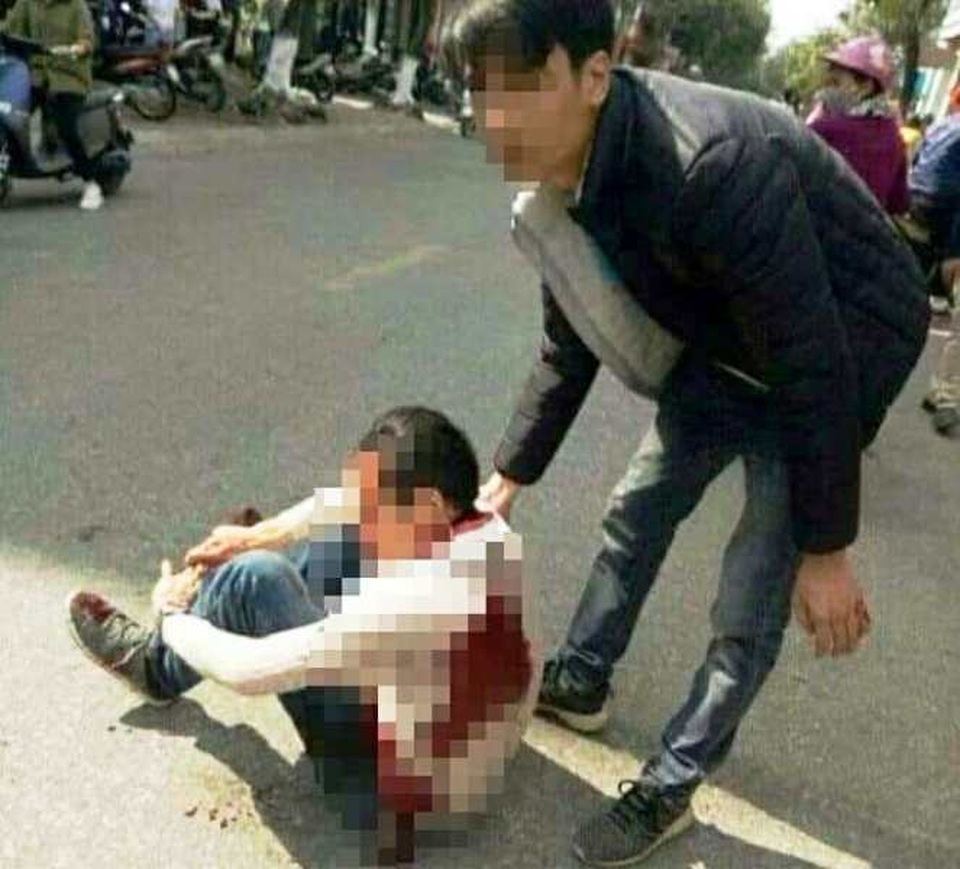 Hai người xin điều trị phơi nhiễm HIV vì đưa nạn nhân bị chém đi cấp cứu - 2