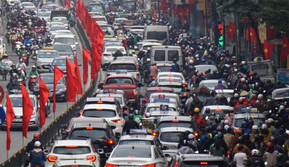 Đường phố Hà Nội ùn tắc kinh hoàng trong ngày 27 Tết - 10 Đường phố Hà Nội ùn tắc kinh hoàng trong ngày 27 Tết - 10