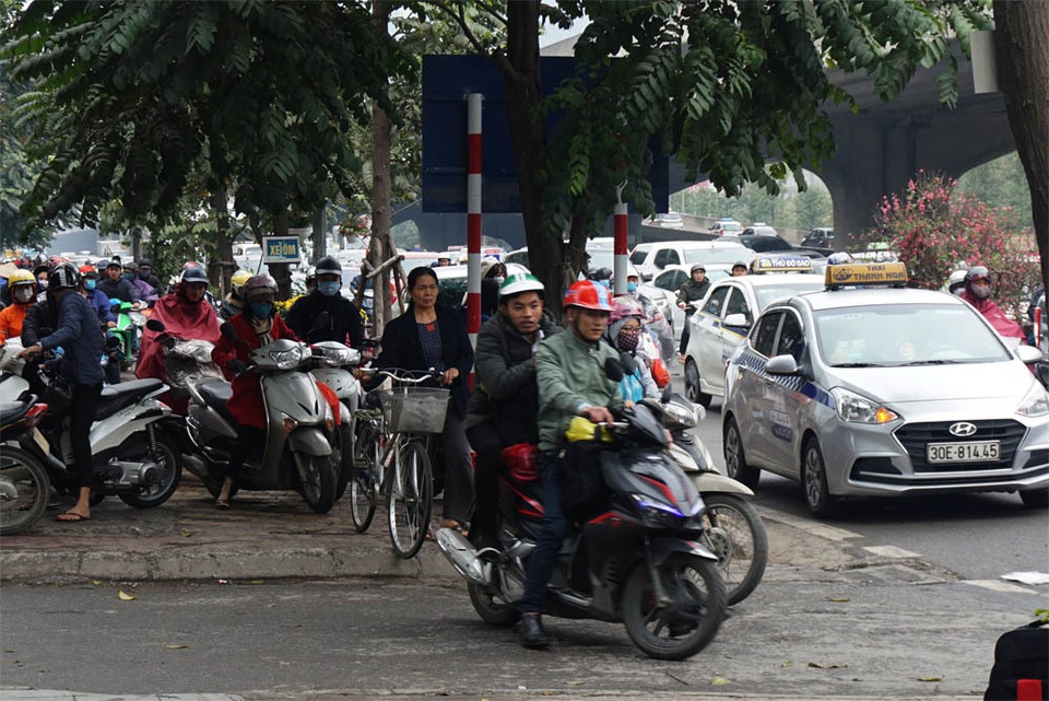 Đường phố Hà Nội ùn tắc kinh hoàng trong ngày 27 Tết - 7 Đường phố Hà Nội ùn tắc kinh hoàng trong ngày 27 Tết - 7