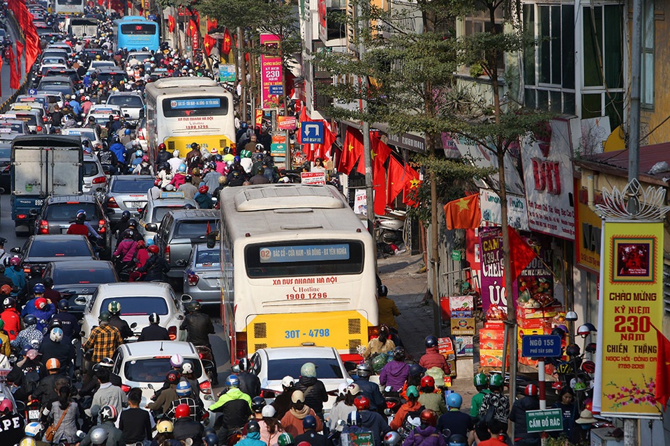 Hình ảnh đường phố Hà Nội ngày tắc đường nghiêm trọng nhất trong năm - 2 Hình ảnh đường phố Hà Nội ngày tắc đường nghiêm trọng nhất trong năm - 2