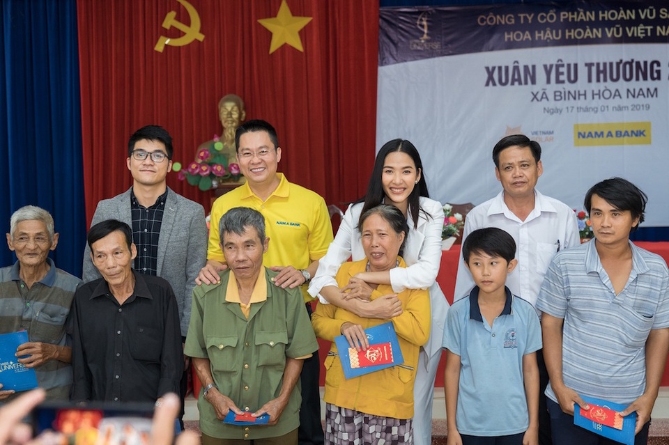 trao qua tet 3.jpg trao qua tet 3.jpg
