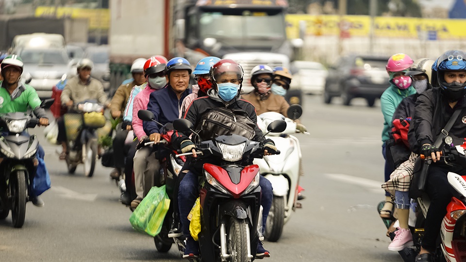 Trẻ nhỏ cùng cha mẹ trên xe máy rồng rắn về miền Tây - 1 Trẻ nhỏ cùng cha mẹ trên xe máy rồng rắn về miền Tây - 1