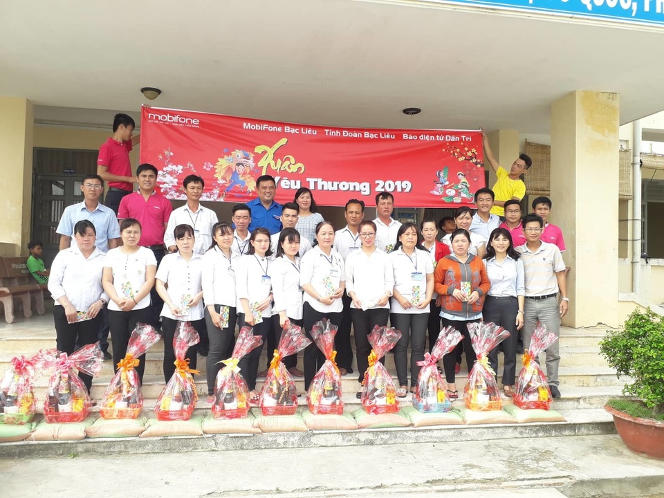 Trao quà cho cán bộ, nhân viên Trung tâm Bảo trợ xã hội tỉnh Bạc Liêu. Trao quà cho cán bộ, nhân viên Trung tâm Bảo trợ xã hội tỉnh Bạc Liêu.