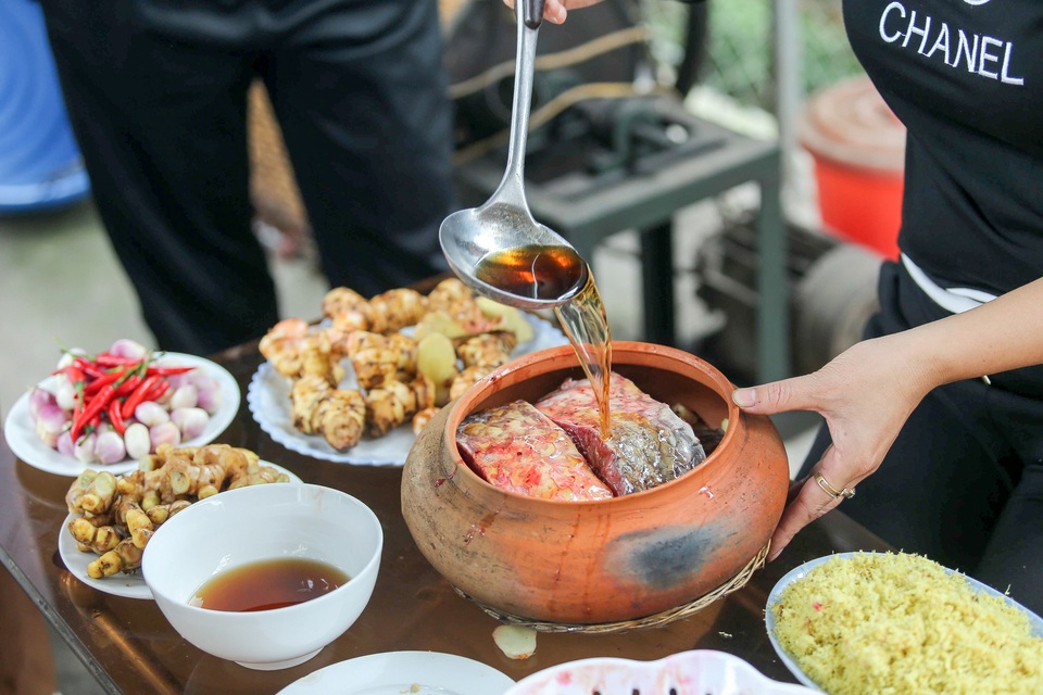 Làng Vũ Đại đỏ lửa xuyên đêm kho cá trong dịp cận Tết - 4 Làng Vũ Đại đỏ lửa xuyên đêm kho cá trong dịp cận Tết - 4
