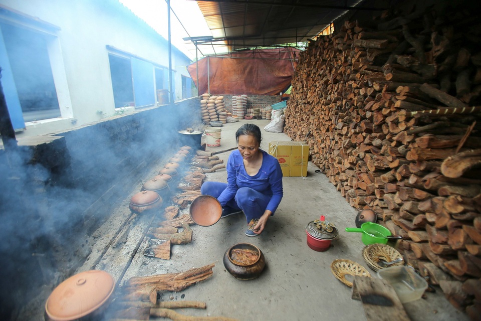 Làng Vũ Đại đỏ lửa xuyên đêm kho cá trong dịp cận Tết - 8 Làng Vũ Đại đỏ lửa xuyên đêm kho cá trong dịp cận Tết - 8