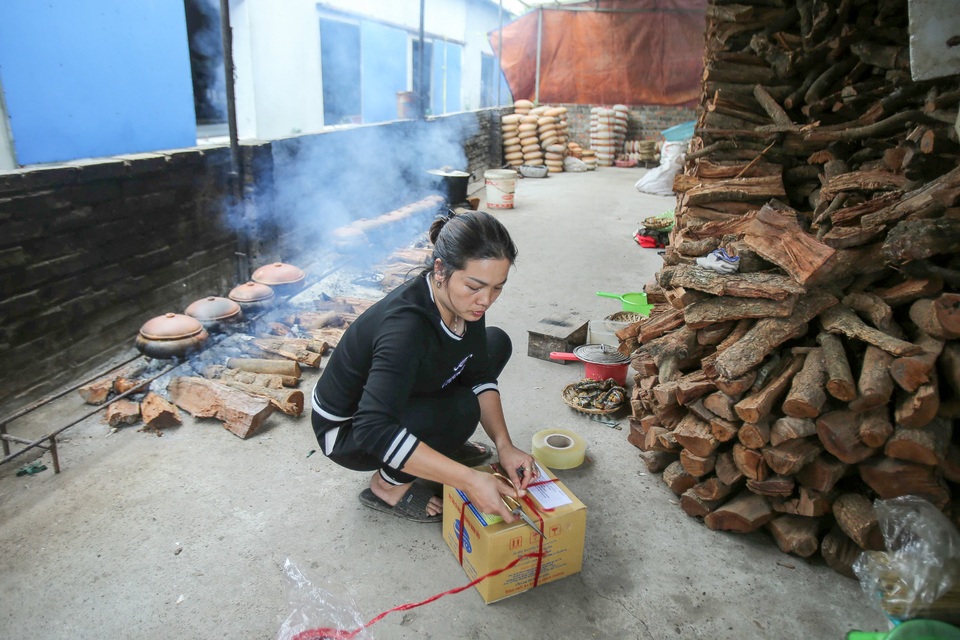 Làng Vũ Đại đỏ lửa xuyên đêm kho cá trong dịp cận Tết - 10 Làng Vũ Đại đỏ lửa xuyên đêm kho cá trong dịp cận Tết - 10
