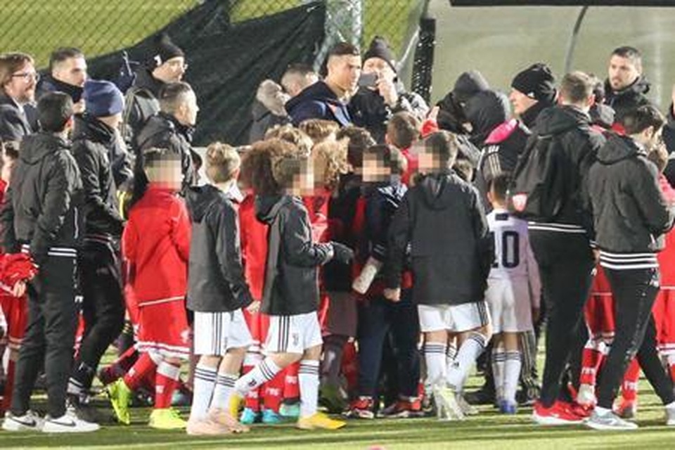 Gia đình C.Ronaldo gây sốt với cảnh “bánh đúc có xương” - 3 Gia đình C.Ronaldo gây sốt với cảnh “bánh đúc có xương” - 3
