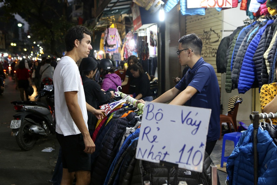 Khách Tây vui như Tết khi mua hàng giảm giá ở phố cổ Hà Nội - 8 Khách Tây vui như Tết khi mua hàng giảm giá ở phố cổ Hà Nội - 8