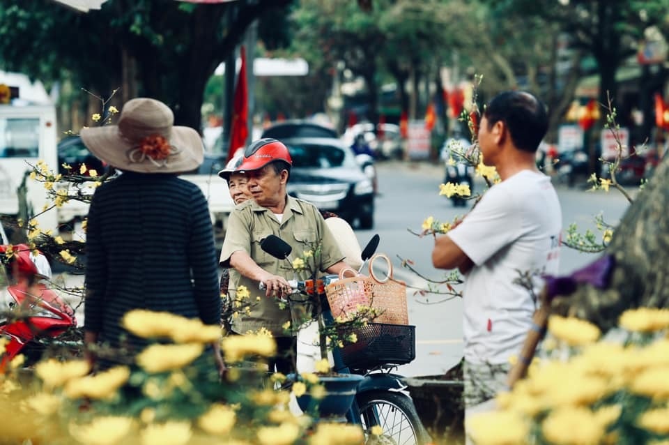 Người dân Quảng Trị hối hả mang hương Tết về nhà - 2 Người dân Quảng Trị hối hả mang hương Tết về nhà - 2