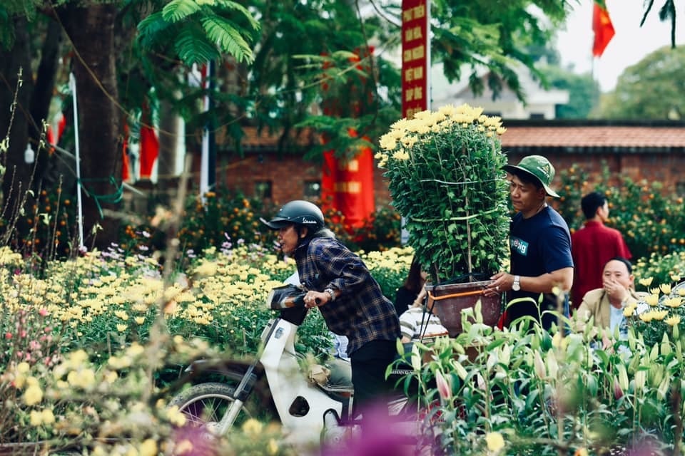 Người dân Quảng Trị hối hả mang hương Tết về nhà - 3 Người dân Quảng Trị hối hả mang hương Tết về nhà - 3