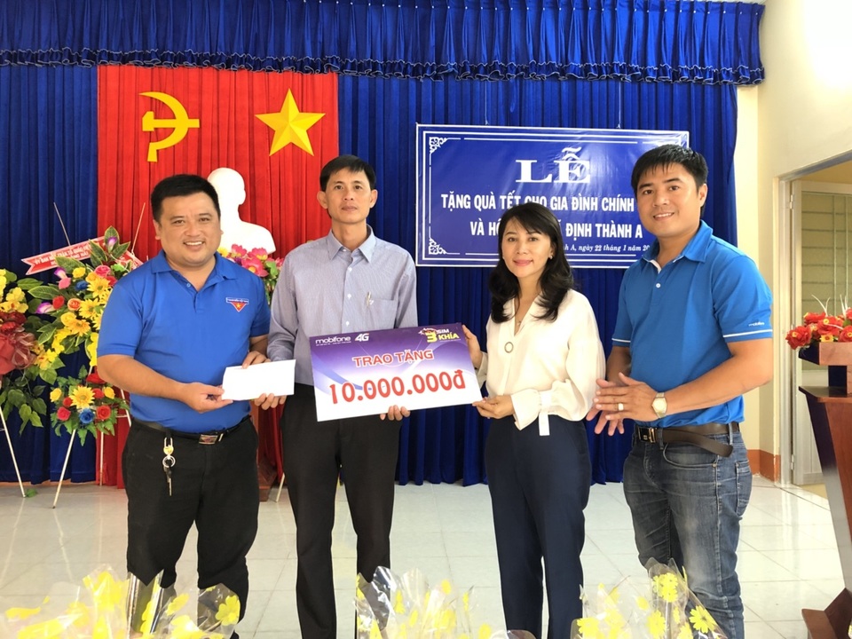 Lãnh đạo Mobifone Bạc Liêu và Tỉnh Đoàn Bạc Liêu trao hỗ trợ cho đại diện trường Tiểu học Lê Thị Hồng Gấm ở huyện Đông Hải, tỉnh Bạc Liêu. Lãnh đạo Mobifone Bạc Liêu và Tỉnh Đoàn Bạc Liêu trao hỗ trợ cho đại diện trường Tiểu học Lê Thị Hồng Gấm ở huyện Đông Hải, tỉnh Bạc Liêu.