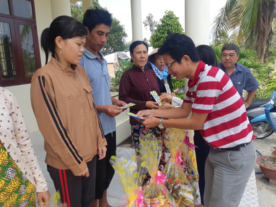 PV Dân trí cùng trao quà Tết cho người dân ở xã Phong Thạnh A, thị xã Giá Rai, tỉnh Bạc Liêu. PV Dân trí cùng trao quà Tết cho người dân ở xã Phong Thạnh A, thị xã Giá Rai, tỉnh Bạc Liêu.