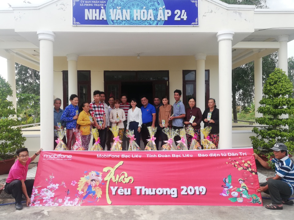 Người dân ấp 24, xã Phong Thạnh A, thị xã Giá Rai (tỉnh Bạc Liêu) cùng nhận quà Tết của chương trình Xuân yêu thương. Người dân ấp 24, xã Phong Thạnh A, thị xã Giá Rai (tỉnh Bạc Liêu) cùng nhận quà Tết của chương trình Xuân yêu thương.