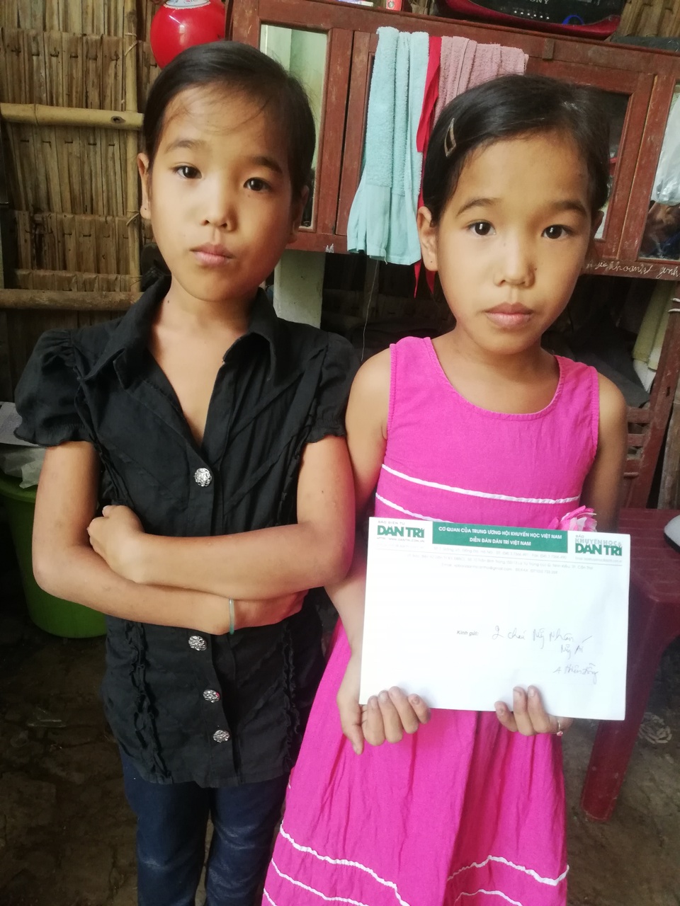 Quỹ Nhân ái tặng quà Tết đến 2 chị em Mỹ Nhân, Mỹ Ái - 2 Quỹ Nhân ái tặng quà Tết đến 2 chị em Mỹ Nhân, Mỹ Ái - 2